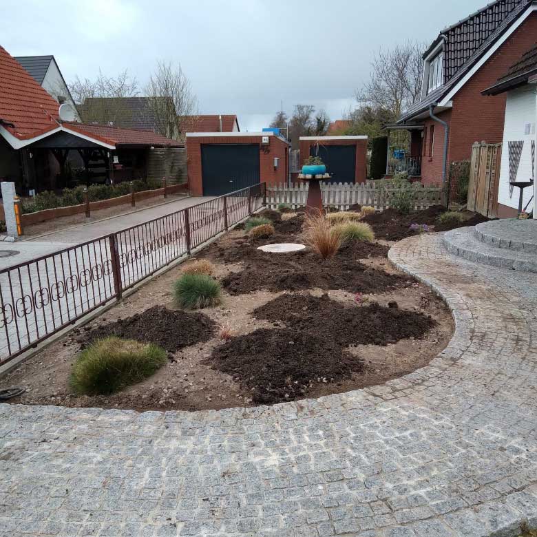 Gepflasterter Gartenweg in Lübeck von Gärtnerei Hinze