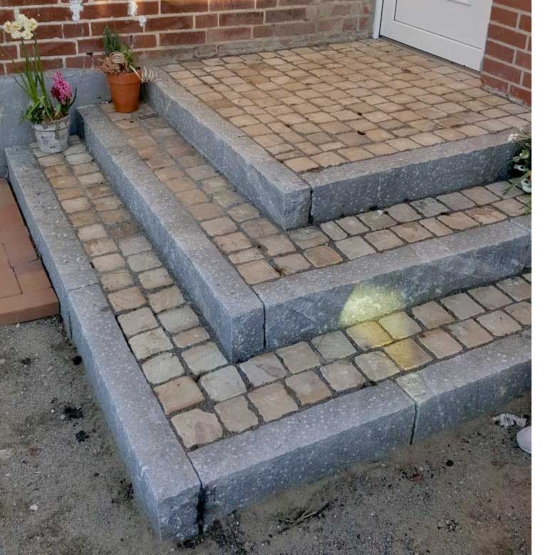 Gepflasterte Terrasse mit Treppe in Lübeck von Gärtnerei Hinze