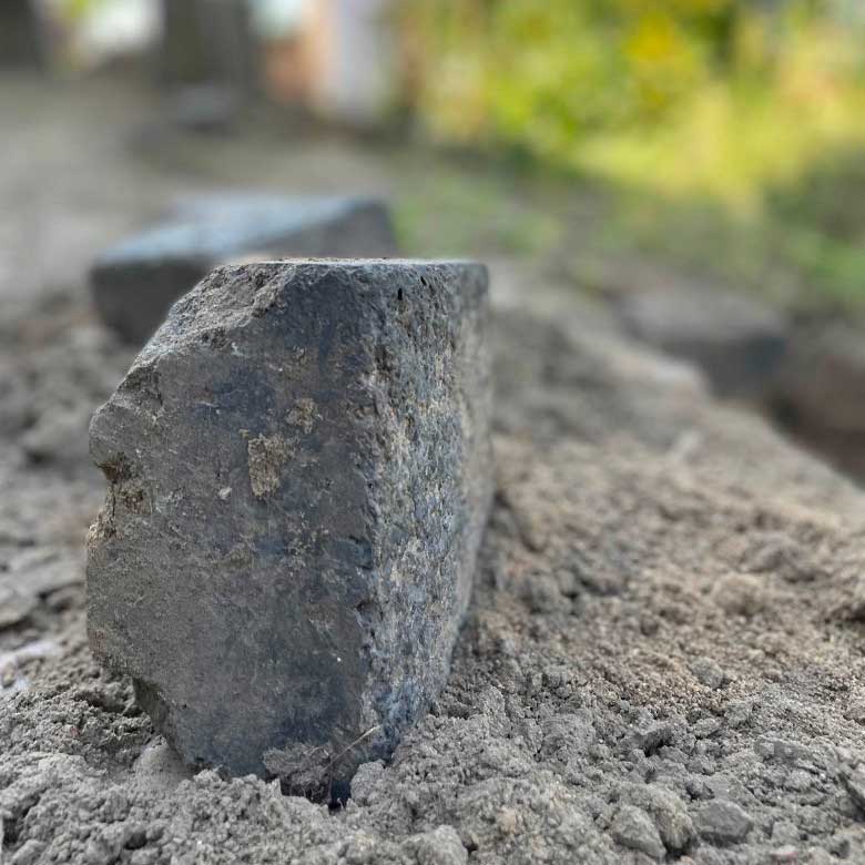 Stein für Pflasterreparatur in Lübeck von Gärtnerei Hinze