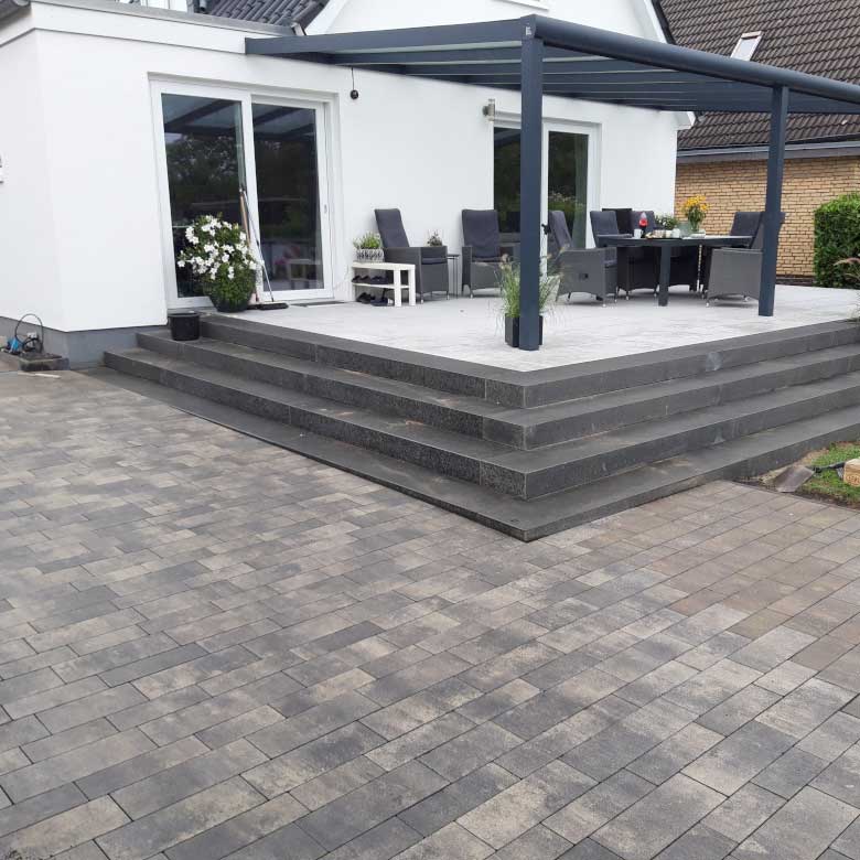 Gepflasterte Terrasse mit Treppe in Lübeck von Gärtnerei Hinze